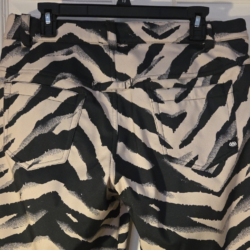 686 Zebra Black and Gray Tan Women's Softshell Ski Pants - Picture 6 of 9